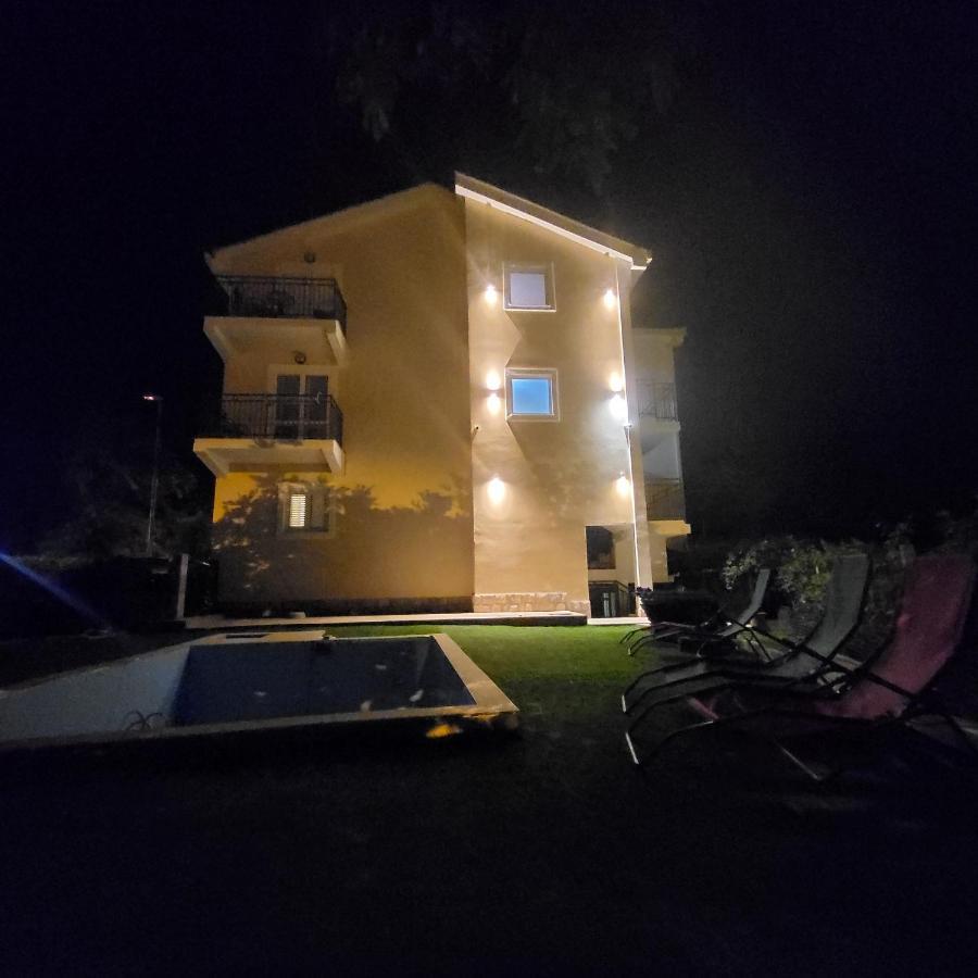 Apartmani Mia Sorajic Petrovac Ngoại thất bức ảnh
