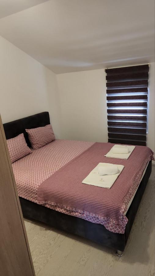 Apartmani Mia Sorajic Petrovac Ngoại thất bức ảnh