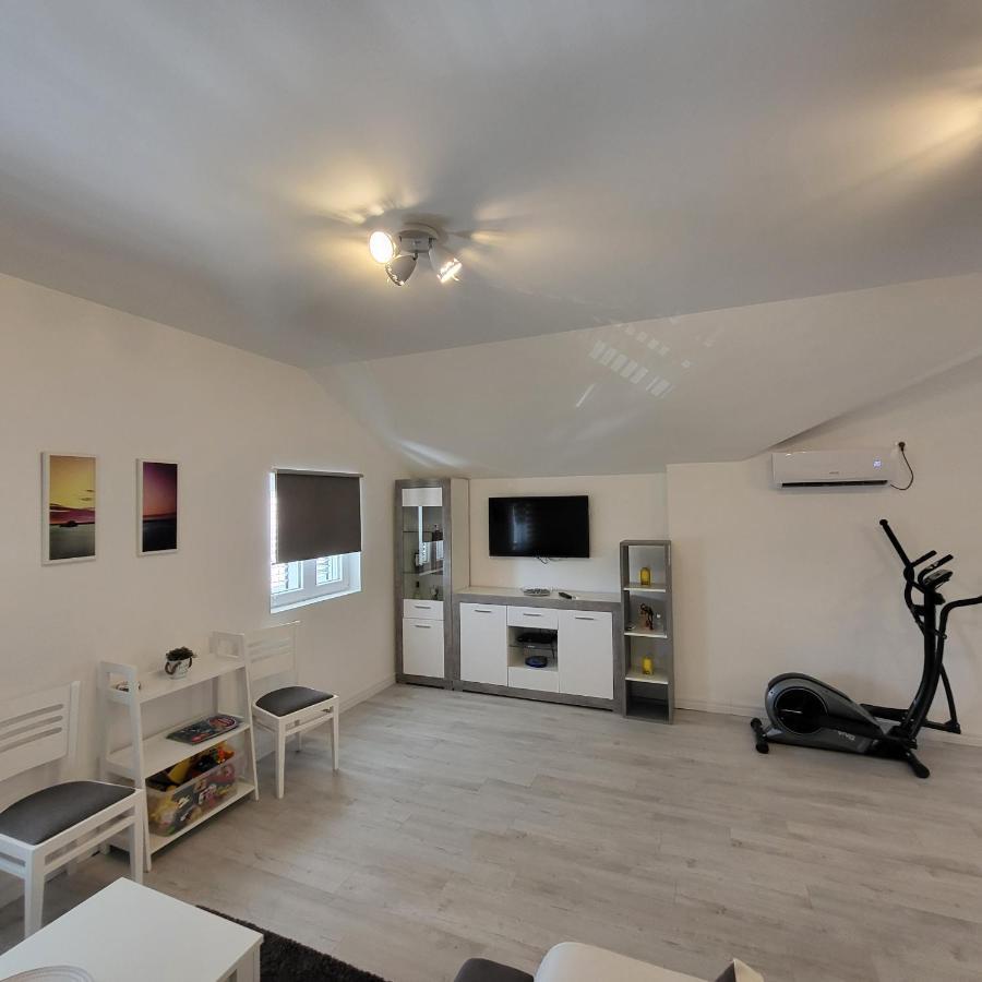 Apartmani Mia Sorajic Petrovac Ngoại thất bức ảnh