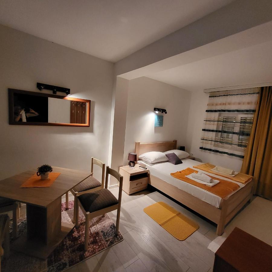 Apartmani Mia Sorajic Petrovac Ngoại thất bức ảnh