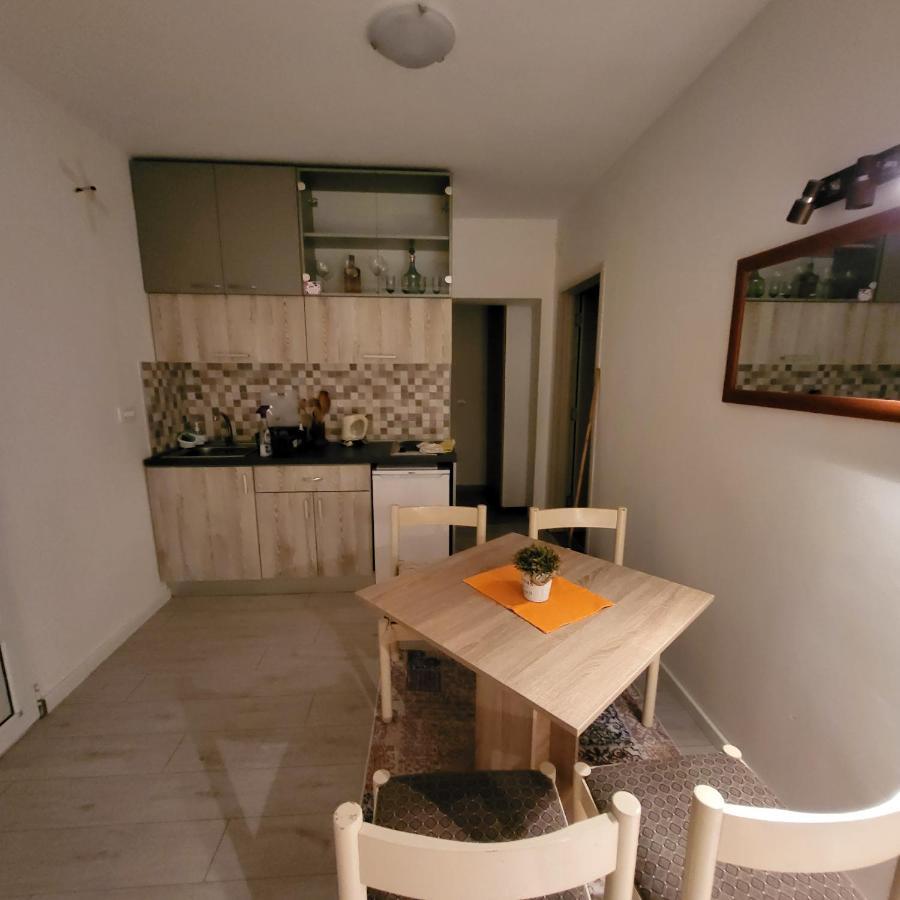 Apartmani Mia Sorajic Petrovac Ngoại thất bức ảnh